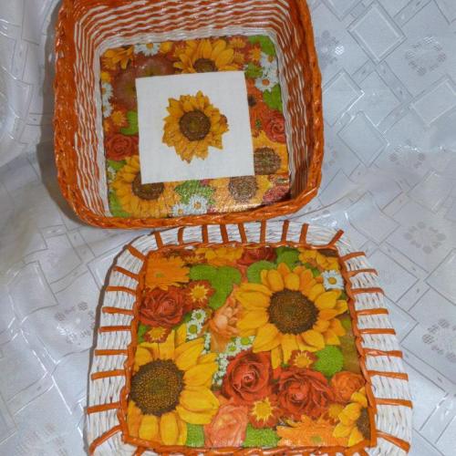 Oranžovo-biely košiček s vrchnakom. )