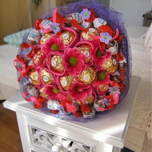Sladká kytica z bonbónov ferrero rocher.