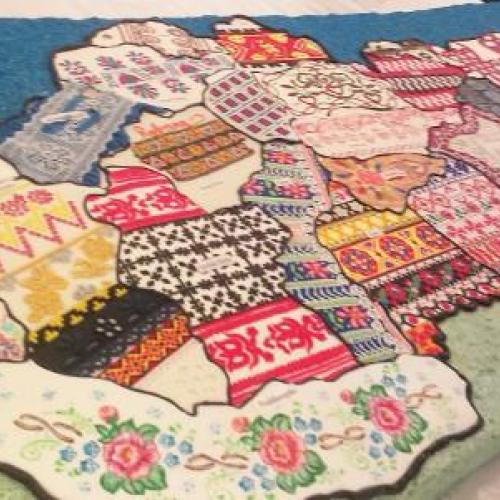 Torta mapa Slovenska so vzormi výšiviek 