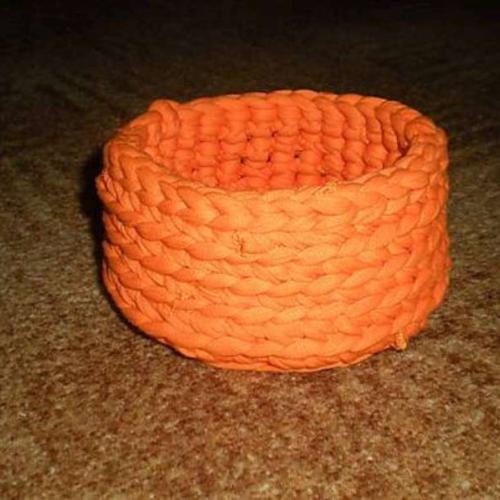 Oranžový háčkovaný košík