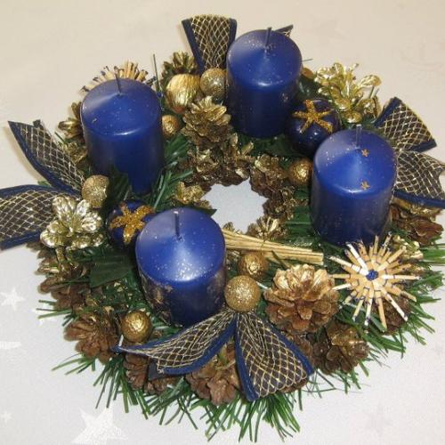 Modrý adventný venček na stôl 