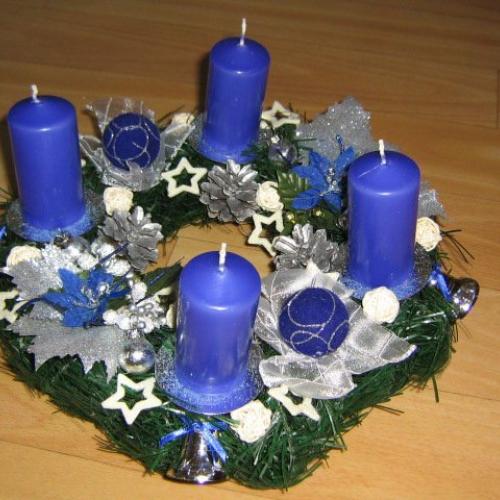 Modrý adventný venček na stôl