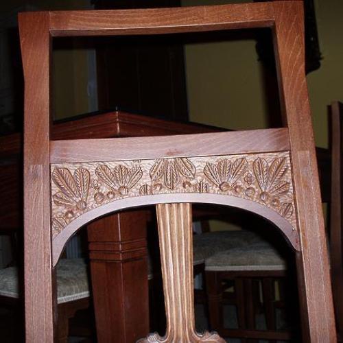 Stolička, detail ručne vyrezávaný