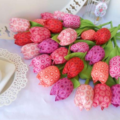 šité tulipány