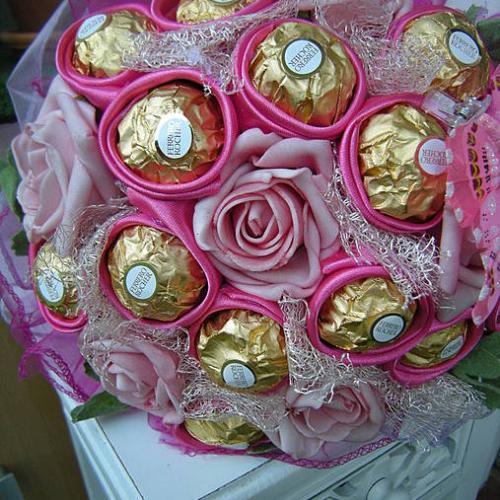 Sladká kytica z bonbónov ferrero rocher.