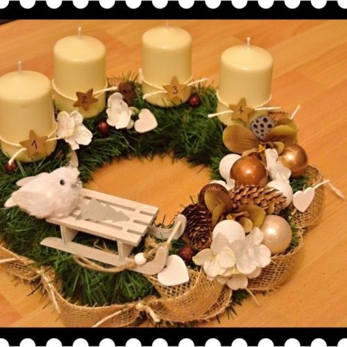 Adventný venček - vtáčik pristál na saniach :-)
