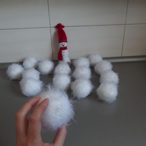 Keď že nebol v zime sneh, guľovali sme sa takto...