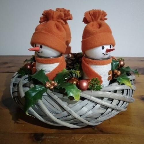 Adventný venček so snehuliakmi