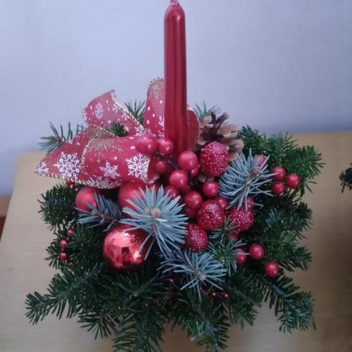 Červená vianočná ikebana