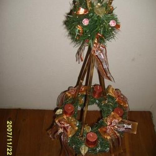 Adventný veniec na trojnožke