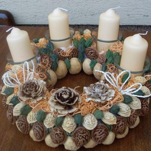 Adventní věnec v meruňkových tónech