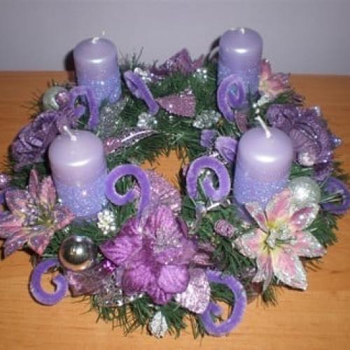 Fialovy adventny veniec