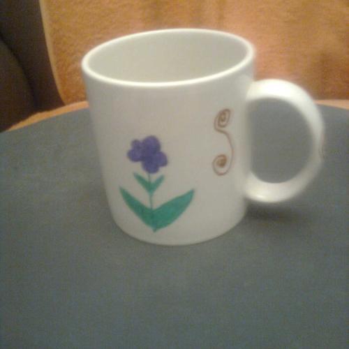 Hrnček s fialkami a ornamentmi do aukcie mamy mamám