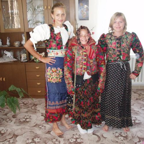 Toto je tá a_lucinkaa_a  , Simushkaaa a môj syn Filipko,keď vetrali kroje u starkej