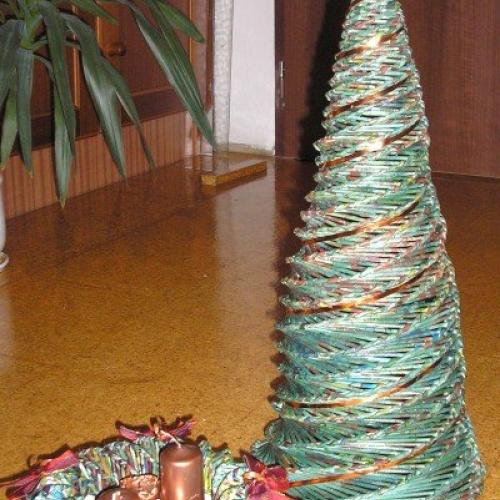 vianočný stromček a adventný veniec