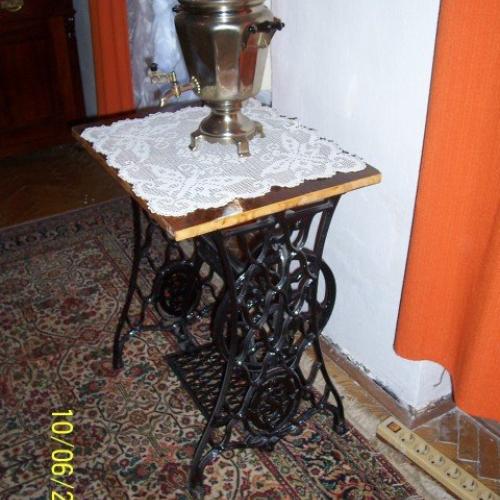 stolik zo sijacieho stroja