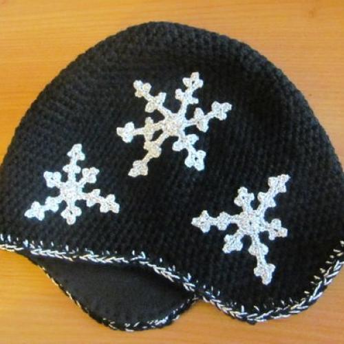 Čierna háčkovaná čiapka s vločkami