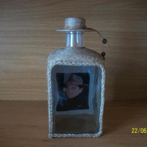 Darček pre kamaráta s fotografiou ešte treba fľašu naplniť