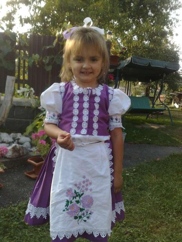 moja dcérka Terezka tiež na folklórnych slávnostiach v roku 2011, Šitie moja dcérka Terezka tiež na folklórnych slávnostiach v roku 2011, Šitie, Mery 274, 1