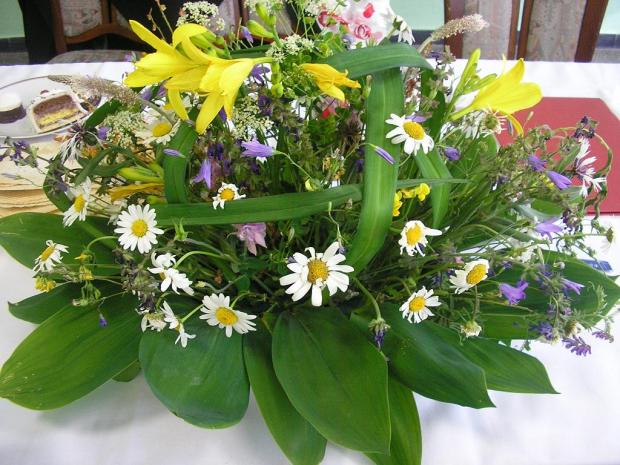 Ikebana z lúčnych kvetov