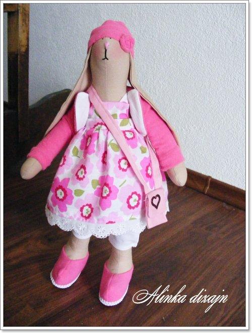 Prvá zajačica trošku inak, Šitie, Alinka, 1