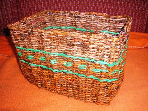 Súťažný košík (na igelitové sáčky do kuchyne), Papierové pletenie Súťažný košík (na igelitové sáčky do kuchyne), Papierové pletenie, lidu, 1